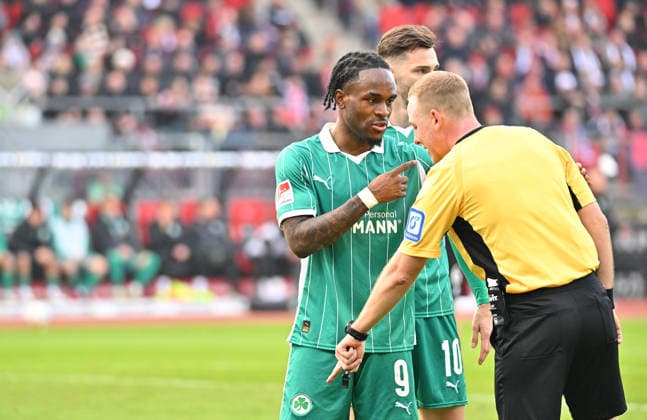07 12 2025 Soccer Season 2025 2026 2 Soccer Bundesliga 15 Matchday 1 FC Nürnberg FCN Club SpVgg Greuther Fürth Kleeblatt Derby Frankenderby Sportfoto Zink MeZi xmexzix DFL regulations prohibit any use of photographs as image sequences and or quasi video only for editorial use Noel Futkeu 9, SpVgg Greuther Fürth Lars Erbst Referee