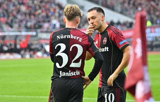 07 12 2025 Soccer Season 2025 2026 2 Soccer Bundesliga 15 Matchday 1 FC Nürnberg FCN Club SpVgg Greuther Fürth Kleeblatt Derby Frankenderby Sportfoto Zink MeZi xmexzix DFL regulations prohibit any use of photographs as image sequences and or quasi video only for editorial use Tim Janisch 32, 1 FC Nürnberg FCN Julian Justvan 10, 1 FC Nürnberg FCN, rechts