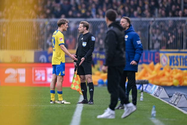 07 12 2025, Football, 2 Bundesliga, Matchday 15 Season 2025 2026, Eintracht Braunschweig Holstein Kiel, Lukas Frenkert sent off Eintracht Braunschweig xRHR PHOTO TKx Copyright: RHR-FOTOx RHR-FOTO TK