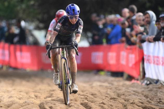 Dutch Shirin van Anrooij pictured in action during the women s elite race of the Cyclocross World Cup, in Terralba, Sardinia, Italy, Sunday 07 December 2025, stage 3 (out of 12) in the World Cup of the 2026-2027 season. DAVIDxPINTENS  x147178330x