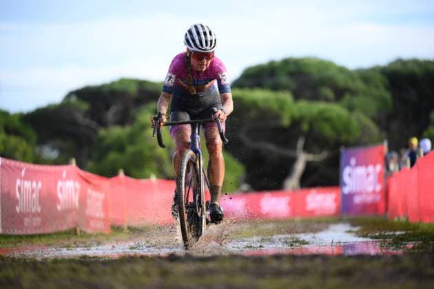 Dutch Denise Betsema pictured in action during the women s elite race of the Cyclocross World Cup, in Terralba, Sardinia, Italy, Sunday 07 December 2025, stage 3 (out of 12) in the World Cup of the 2026-2027 season. DAVIDxPINTENS  x147178344x