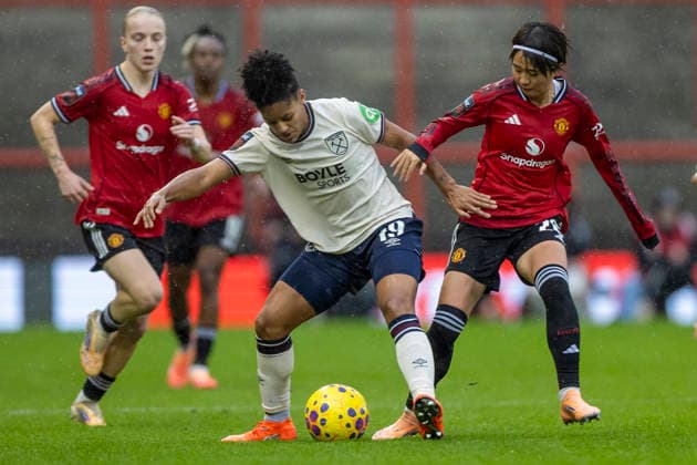 7th December 2025; Leigh Sports Village, Manchester, England; Womens Super League Football, Manchester United, ManU versus West Ham United; Shekiera Martinez of West Ham United Women under pressure from Hinata Miyazawa of Manchester United Women  TimxWilliams