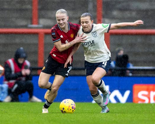 7th December 2025; Leigh Sports Village, Manchester, England; Womens Super League Football, Manchester United, ManU versus West Ham United; Oona Siren of West Ham United Women under pressure from Anna Sandberg of Manchester United Women  TimxWilliams