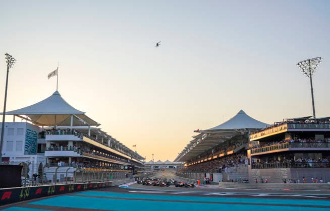 FORMULA ONE ABU DHABI GRAND PRIX 2025 Max Verstappen 1 (NED), Oracle Red Bull Racing RB21, Lando Norris 4 (GBR), McLaren MCL39, Oscar Piastri 81 (Aus), McLaren MCL39 race start. Race Day at the Formula One Etihad Airways Abu Dhabi Grand Prix 2025 at the Yas Marina Circuit, Yas Island, United Arab Emirates on 7 December 2025 Credit: Eleanor Hoad Every Second Media Editorial use only. All images are copyright Every Second Media Limited. No images may be reproduced without prior permission. Copyright: xIMAGO EveryxSecondxMediax ESM-1696-0043 EleanorxHoadx xEveryxSecondxMediax