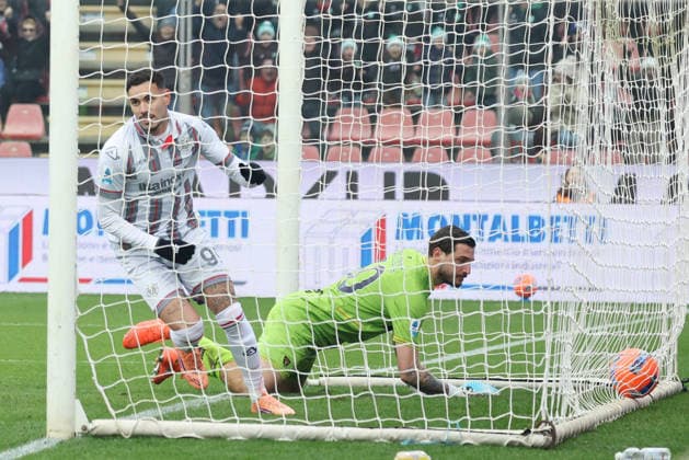 Cremonese s Antonio Sanabria jubilates after scoring the goal 2-0 during the Serie A soccer match between Cremonese and Lecce at the Giovanni Zini Stadium in Cremona Italy - Sunday, 7 december 2025. - Soccer .  Copyright: xAlbertoxMariani LaPressex