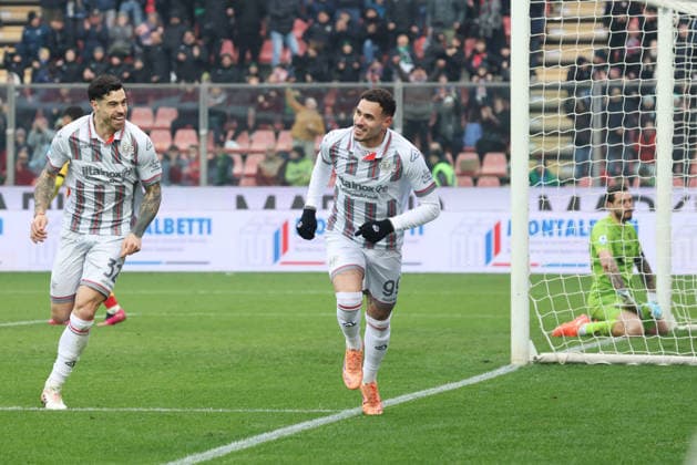 Cremonese s Antonio Sanabria jubilates after scoring the goal 2-0 during the Serie A soccer match between Cremonese and Lecce at the Giovanni Zini Stadium in Cremona Italy - Sunday, 7 december 2025. - Soccer .  Copyright: xAlbertoxMariani LaPressex