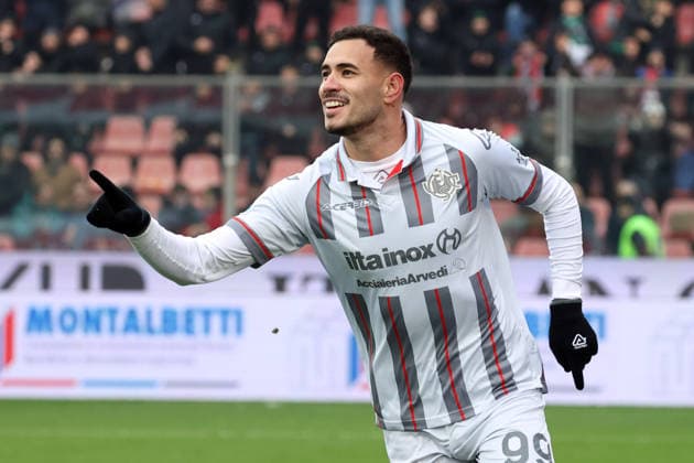 Cremonese s Antonio Sanabria jubilates after scoring the goal 2-0 during the Serie A soccer match between Cremonese and Lecce at the Giovanni Zini Stadium in Cremona Italy - Sunday, 7 december 2025. - Soccer .  Copyright: xAlbertoxMariani LaPressex