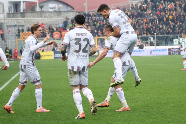 Cremonese s Antonio Sanabria jubilates after scoring the goal 2-0 during the Serie A soccer match between Cremonese and Lecce at the Giovanni Zini Stadium in Cremona Italy - Sunday, 7 december 2025. - Soccer .  Copyright: xAlbertoxMariani LaPressex