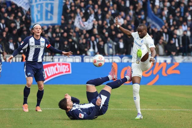 2 Soccer Bundesliga, Hertha BSC 1 FC Magdeburg Dawid Kownacki Hertha BSC 9 in a duel with Silas Gnaka FC Magdeburg, 25 , left Fabian Reese Hertha BSC 11 , during the match in the 2 Soccer Bundesliga, Hertha BSC 1 FC Magdeburg in Berlin, Olympiastadion, on 07 12 2025 DFB regulations prohibit any use of photographs as image sequences and or quasi video Copyright: xBEAUTIFULxSPORTS Frankex