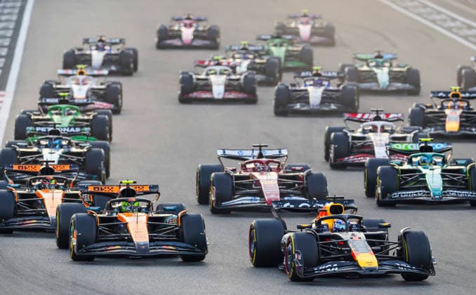 FORMULA ONE ABU DHABI GRAND PRIX 2025 Max Verstappen 1 (NED), Oracle Red Bull Racing RB21 leads from Lando Norris 4 (GBR), McLaren MCL39 Oscar Piastri 81 (Aus), McLaren MCL39 during Race Day at the Formula One Etihad Airways Abu Dhabi Grand Prix 2025 at the Yas Marina Circuit, Yas Island, United Arab Emirates on 7 December 2025 Credit: Phil Duncan Every Second Media Editorial use only. All images are copyright Every Second Media Limited. No images may be reproduced without prior permission. Copyright: xIMAGO EveryxSecondxMediax ESM-1695-0013 PhilxDuncanx xEveryxSecondxMediax