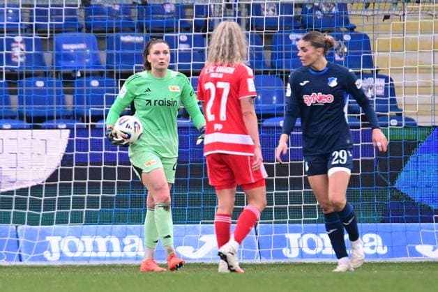 28 TSG Hoffenheim Women keeps the ball safe while Jenny Hipp 27 1 FC Union Berlin and Selina Cerci 8 TSG Hoffenheim Women are in the vicinity Goalkeeper keeps the ball Copyright: xMichaelxGelhardtx