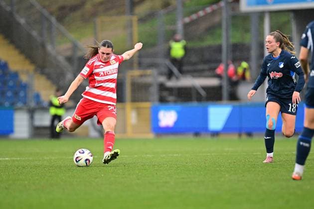 Antonia Halverkamps 29 1 FC Union Berlin shoots the ball while Valesca Ampoorter 18 TSG Hoffenheim Women defends possession and defense Copyright: xMichaelxGelhardtx