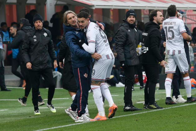 December 7, 2025, Cremona: Antonio Sanabria of US Cremonese celebrates with Davide Nicola Head Coach of US Cremonese during the Italian Serie A soccer match between US Cremonese vs US Lecce at the Giovanni Zini stadium in Cremona, Italy, 07 December 2025. ANSA Soccer: Serie A; Cremonese Vs Lecce  - ZUMAa110 20251207_zaf_a110_010 Copyright: xDavidexCasentinix