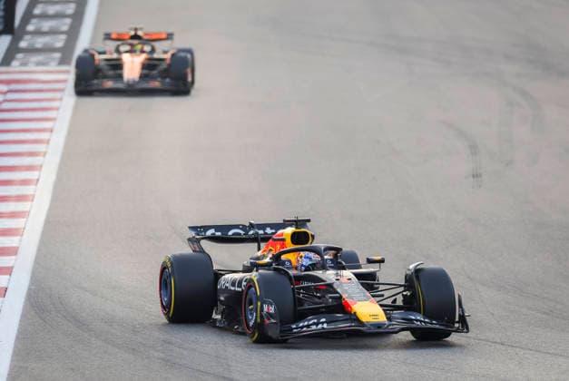 FORMULA ONE ABU DHABI GRAND PRIX 2025 Max Verstappen 1 (NED), Oracle Red Bull Racing RB21 leads from Oscar Piastri 81 (Aus), McLaren MCL39 during Race Day at the Formula One Etihad Airways Abu Dhabi Grand Prix 2025 at the Yas Marina Circuit, Yas Island, United Arab Emirates on 7 December 2025 Credit: Phil Duncan Every Second Media Editorial use only. All images are copyright Every Second Media Limited. No images may be reproduced without prior permission. Copyright: xIMAGO EveryxSecondxMediax ESM-1695-0015 PhilxDuncanx xEveryxSecondxMediax