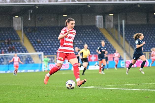 Sophie Weidauer 9 1 FC Union Berlin with ball, while Jamilla Rankin 5 TSG Hoffenheim Women defends Ball control and defense Copyright: xMichaelxGelhardtx