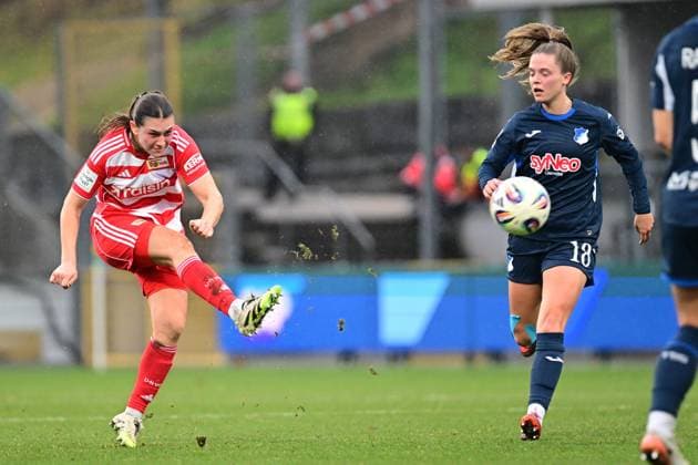Valesca Ampoorter 18 TSG Hoffenheim Women runs with the ball while Antonia Halverkamps 29 1 FC Union Berlin prepares to shoot Game scene with ball contact Copyright: xMichaelxGelhardtx