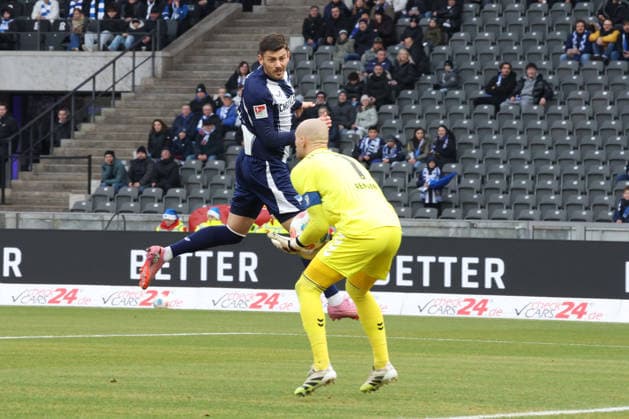 DEU, DFL, 2 FBL, Hertha BSC vs 1 FC Magdeburg, 07 12 2025, Berliner Olympiastadion, Berlin, DEU, DFL, 2 FBL, Hertha BSC vs 1 FC Magdeburg, im Bild Dawid Kownacki Hertha BSC Berlin 9 , Dominik Reimann 1 FC Magdeburg 1 DFL regulations prohibit any use of Photographs as image sequences and or quasi video nordphotoxGmbHx xEngler nph00076