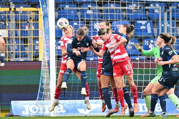 Laura Gloning 20 TSG Hoffenheim Women in a duel with Eileen Campbell 10 1 FC Union Berlin in front of goal, Nadine Böhi 28 1 FC Union Berlin and Laura Dick 1 TSG Hoffenheim Women in a header duel in front of goal Copyright: xMichaelxGelhardtx