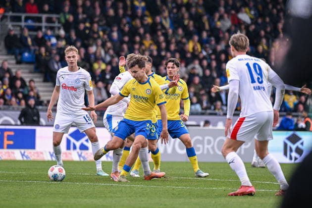 07 12 2025, Football, 2 Bundesliga, 15 Matchday Season 2025 2026, Eintracht Braunschweig Holstein Kiel, Kevin Ehlers Eintracht Braunschweig Niklas Niehoff Holstein Kiel xRHR PHOTO TKx Copyright: RHR-FOTOx RHR-FOTO TK