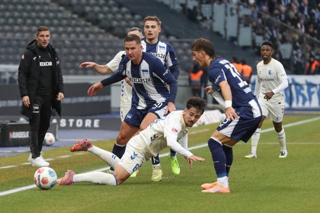 07 12 2025, xtgx, Soccer 2 Bundesliga, Hertha BSC Berlin 1 FC Magdeburg emspor, v l Paul Seguin Hertha, 30 , Laurin Ulrich Magdeburg, 8 duel, duel, fight, tackle DFL DFB REGULATIONS PROHIBIT ANY USE OF PHOTOGRAPHS as IMAGE SEQUENCES and or QUASI VIDEO Berlin