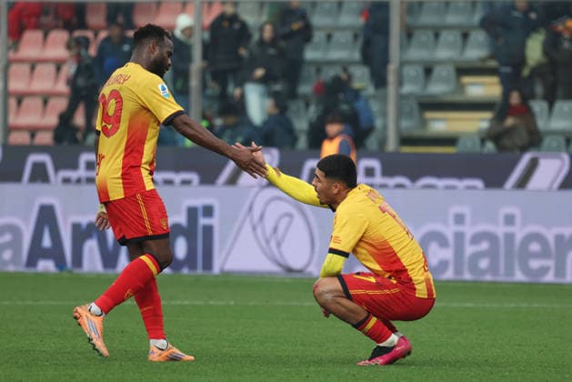 Lecce s Lameck Banda and Danilo Veiga shows his dejection during the Serie A soccer match between Cremonese and Lecce at the Giovanni Zini Stadium in Cremona Italy - Sunday, 7 december 2025. - Soccer .  Copyright: xAlbertoxMariani LaPressex