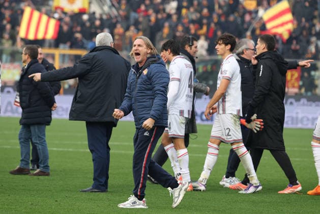 Cremonese s head coach Davide Nicola players of Cremonese s celebrate the victory at the end of during the Serie A soccer match between Cremonese and Lecce at the Giovanni Zini Stadium in Cremona Italy - Sunday, 7 december 2025. - Soccer .  Copyright: xAlbertoxMariani LaPressex