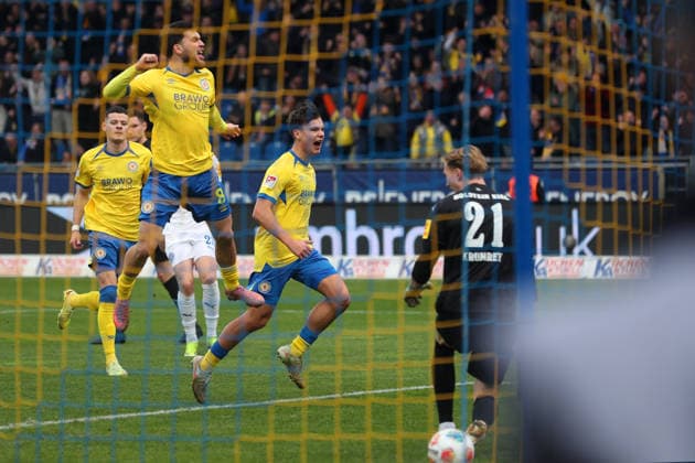 Braunschweig vs Kiel, 2 BL Braunschweig, 07 12 2025, FOOTBALL Eintracht Braunschweig vs Holstein Kiel, 2 BL, Season 2025 26 Mehmet Can Aydin Eintracht Braunschweig celebrates with teammates after his penalty goal to make it 1 0 Braunschweig
