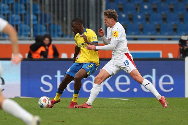 Braunschweig vs Kiel, 2 BL Braunschweig, 07 12 2025, FUßBALL Eintracht Braunschweig vs Holstein Kiel, 2 BL, Season 2025 26 Patrick Nkoa Eintracht Braunschweig , Phil Harres Holstein Kiel Braunschweig
