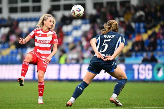 Jenny Hipp 27 1 FC Union Berlin with ball, while Jamilla Rankin 5 TSG Hoffenheim Women defends Ball control and defense Copyright: xMichaelxGelhardtx