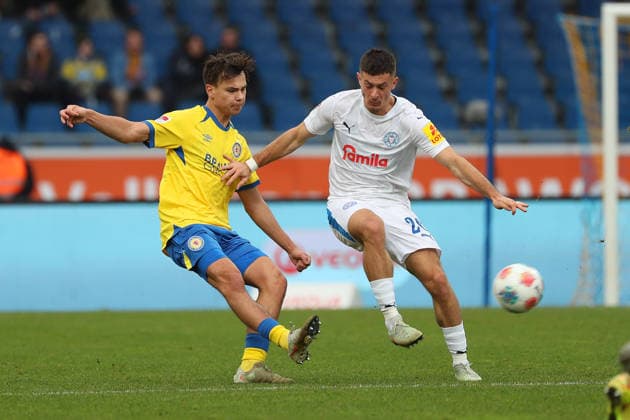 Braunschweig vs Kiel, 2 BL Braunschweig, 07 12 2025, FUßBALL Eintracht Braunschweig vs Holstein Kiel, 2 BL, Season 2025 26 Max Marie Eintracht Braunschweig , Adrian Kapralik Holstein Kiel Braunschweig