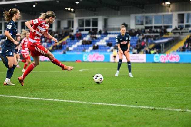 Judith Steinert 17 1 FC Union Berlin with ball, while Jamilla Rankin 5 TSG Hoffenheim Women defends ball action and defense Copyright: xMichaelxGelhardtx