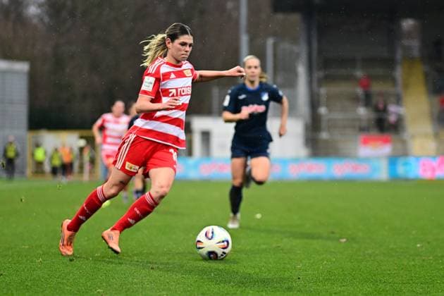 Eileen Campbell 10 1 FC Union Berlin with ball while TSG Hoffenheim women player chases player with ball Copyright: xMichaelxGelhardtx