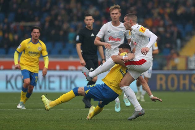 Braunschweig vs Kiel, 2 BL Braunschweig, 07 12 2025, FOOTBALL Eintracht Braunschweig vs Holstein Kiel, 2 BL, Season 2025 26 Erencan Yardimici Eintracht Braunschweig , Phil Harres Holstein Kiel Braunschweig