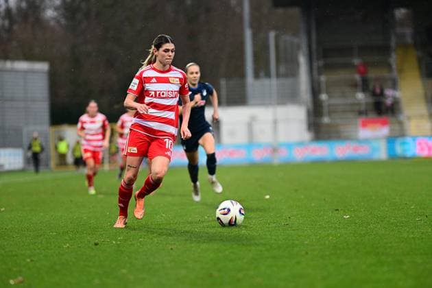 Eileen Campbell 10 1 FC Union Berlin with ball, while Jamilla Rankin 5 TSG Hoffenheim Women defends Ball control and defense Copyright: xMichaelxGelhardtx