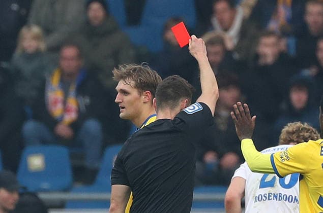 Braunschweig vs Kiel, 2 BL Braunschweig, 07 12 2025, FOOTBALL Eintracht Braunschweig vs Holstein Kiel, 2 BL, Season 2025 26 Referee Eric Weisbach shows Lukas Frenkert Eintracht Braunschweig the red card Braunschweig
