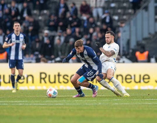 Soccer, Men, Season 2025 2026, 2 Bundesliga 15 Matchday , Hertha BSC 1 FC Magdeburg, v l Michael Cuisance Hertha BSC , Falko Michel Magdeburg , 07 12 2025, Copyright: xSebastianxRäppold MatthiasxKochx