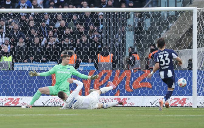 Goalkeeper Tjark Ernst, Mateusz Zukowski just misses the goal, Michal Karbownik duel match scene Action Sport Soccer Football DFL 2 Bundesliga Men 15 Matchday Season 2025 2026 07 12 2025 Hertha BSC Berlin vs 1 FC Magdeburg FCM DFL regulations prohibit any use of photographs as image sequences and or quasi video