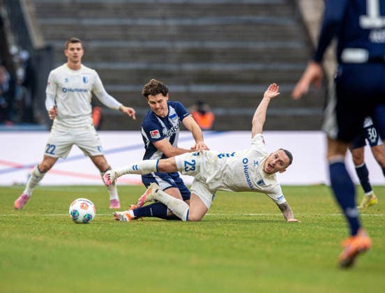Soccer, Men, Season 2025 2026, 2 Bundesliga 15 Matchday , Hertha BSC 1 FC Magdeburg, v l Linus Gechter Hertha BSC , Baris Atik Magdeburg , 07 12 2025, Copyright: xSebastianxRäppold MatthiasxKochx