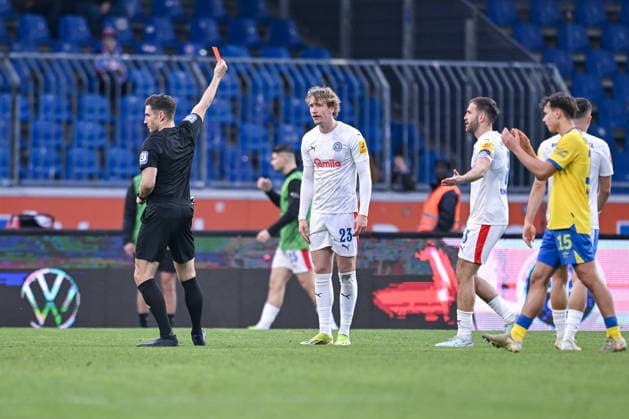 07 12 2025, Soccer, 2 Bundesliga, 15 Matchday Season 2025 2026, Eintracht Braunschweig Holstein Kiel, Yellow Red Card for Lasse Rosenboom Holstein Kiel xRHR PHOTO TKx Copyright: RHR-FOTOx RHR-FOTO TK