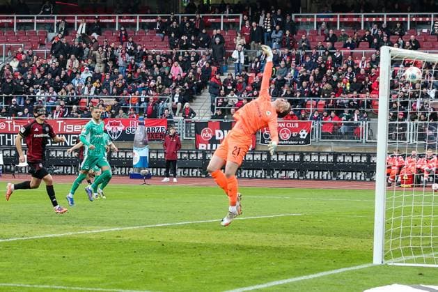 Timo Schlieck 21 Spvgg Greuther Fuerth without a chance at 1 0, 1 FC Nuernberg vs Spvgg Greuther Fuerth, Football, 2 Bundesliga, DFL, Season 2025 2026, Hinrunde, 15 Matchday, 07 12 2025 DFB regulations prohibit any use of photographs as image sequences and or quasi video Nuernberg Bayern Germany Copyright: xkolbert-press MartinxAgüerax