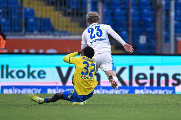 07 12 2025, Football, 2 Bundesliga, Matchday 15 Season 2025 2026, Eintracht Braunschweig Holstein Kiel, Joe Christian Conteh Eintracht Braunschweig , Lasse Rosenboom Holstein Kiel , Afterwards Lasse Rosenboom Holstein Kiel must leave the pitch, xRHR PHOTO TKx Copyright: RHR-FOTOx RHR-FOTO TK