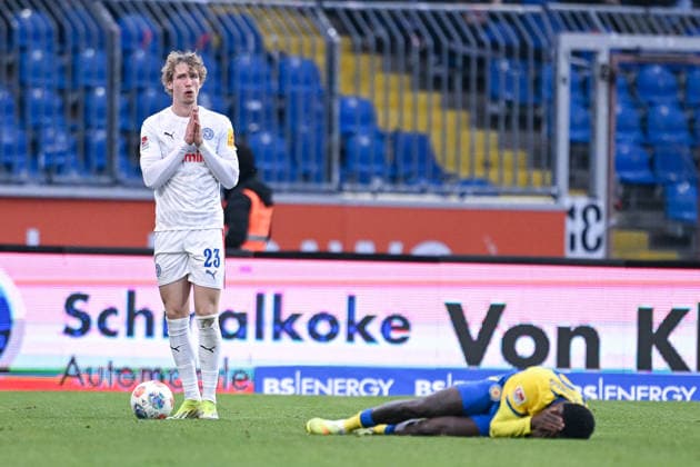 07 12 2025, Football, 2 Bundesliga, Matchday 15 Season 2025 2026, Eintracht Braunschweig Holstein Kiel, Joe Christian Conteh Eintracht Braunschweig , Lasse Rosenboom Holstein Kiel , Afterwards Lasse Rosenboom Holstein Kiel must leave the pitch, xRHR PHOTO TKx Copyright: RHR-FOTOx RHR-FOTO TK