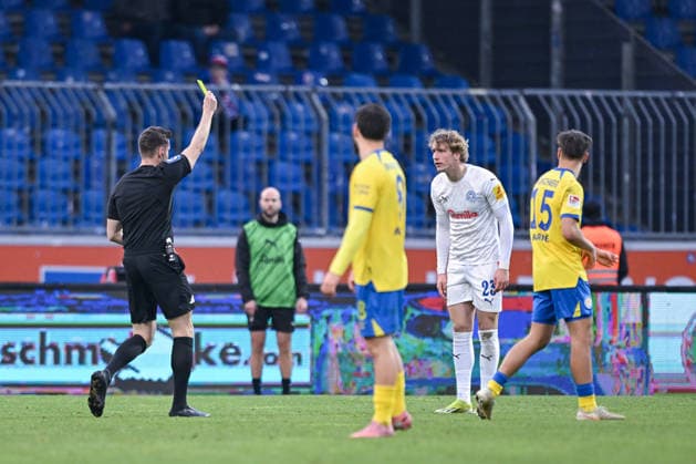 07 12 2025, Soccer, 2 Bundesliga, 15 Matchday Season 2025 2026, Eintracht Braunschweig Holstein Kiel, Yellow Red Card for Lasse Rosenboom Holstein Kiel xRHR PHOTO TKx Copyright: RHR-FOTOx RHR-FOTO TK