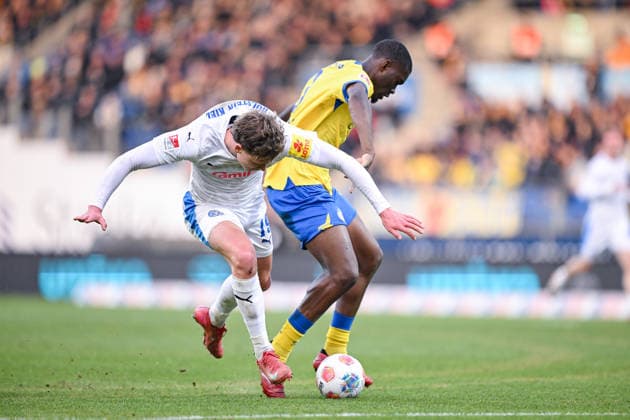 07 12 2025, Soccer, 2 Bundesliga, 15 Matchday Season 2025 2026, Eintracht Braunschweig Holstein Kiel, Phil Harres Holstein Kiel , Patrick Nkoa Eintracht Braunschweig xRHR PHOTO TKx Copyright: RHR-FOTOx RHR-FOTO TK