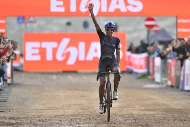Dutch Lucinda Brand celebrates as she crosses the finish line to win the women s elite race of the Cyclocross World Cup, in Terralba, Sardinia, Italy, Sunday 07 December 2025, stage 3 (out of 12) in the World Cup of the 2026-2027 season. DAVIDxPINTENS  x147184103x