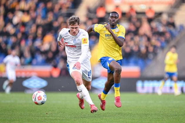 07 12 2025, Soccer, 2 Bundesliga, 15 Matchday Season 2025 2026, Eintracht Braunschweig Holstein Kiel, Phil Harres Holstein Kiel , Patrick Nkoa Eintracht Braunschweig xRHR PHOTO TKx Copyright: RHR-FOTOx RHR-FOTO TK