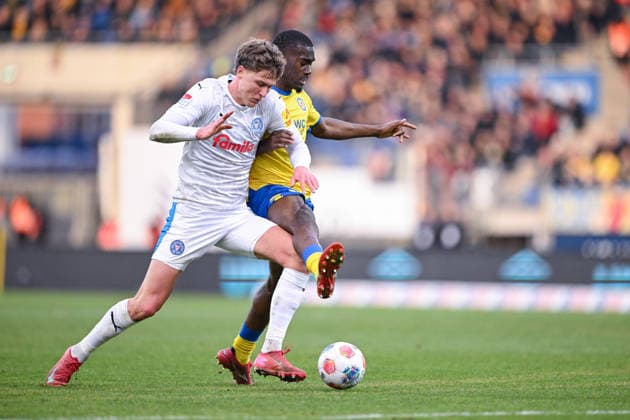 07 12 2025, Soccer, 2 Bundesliga, 15 Matchday Season 2025 2026, Eintracht Braunschweig Holstein Kiel, Phil Harres Holstein Kiel , Patrick Nkoa Eintracht Braunschweig xRHR PHOTO TKx Copyright: RHR-FOTOx RHR-FOTO TK