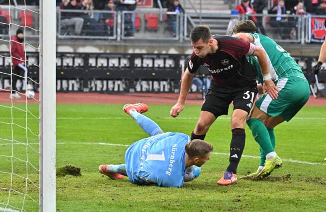 07 12 2025 Soccer Season 2025 2026 2 Soccer Bundesliga 15 Matchday 1 FC Nürnberg FCN Club SpVgg Greuther Fürth Kleeblatt Derby Frankenderby Sportfoto Zink MeZi xmexzix DFL regulations prohibit any use of photographs as image sequences and or quasi video only for editorial use Jan Reichert 1, 1 FC Nürnberg FCN Robin Knoche 31, 1 FC Nürnberg FCN Felix Klaus 30, SpVgg Greuther Fürth, rechts