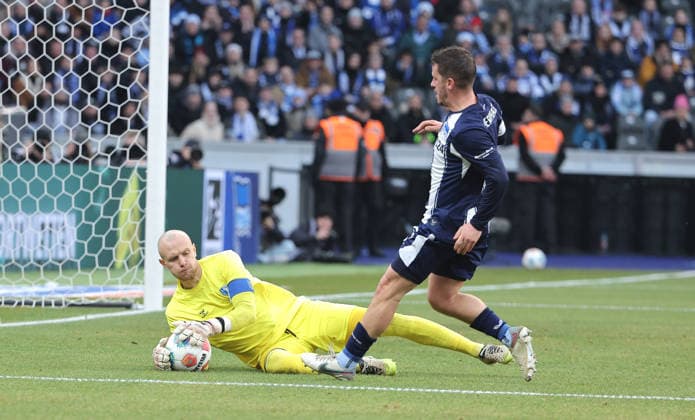 Goalkeeper Dominik Reimann on the ball, Diego Demme duel Match scene Action Sport Soccer Football DFL 2 Bundesliga Men 15 Matchday Season 2025 2026 07 12 2025 Hertha BSC Berlin vs 1 FC Magdeburg FCM DFL regulations prohibit any use of photographs as image sequences and or quasi video