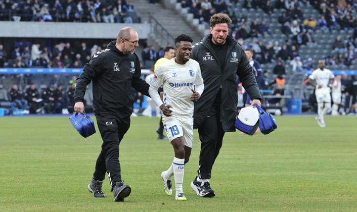 Lubambo Musonda leaves the pitch injured Injury Sport Football Soccer DFL 2 Bundesliga Men 15 Matchday Season 2025 2026 07 12 2025 Hertha BSC Berlin vs 1 FC Magdeburg FCM DFL regulations prohibit any use of photographs as image sequences and or quasi video